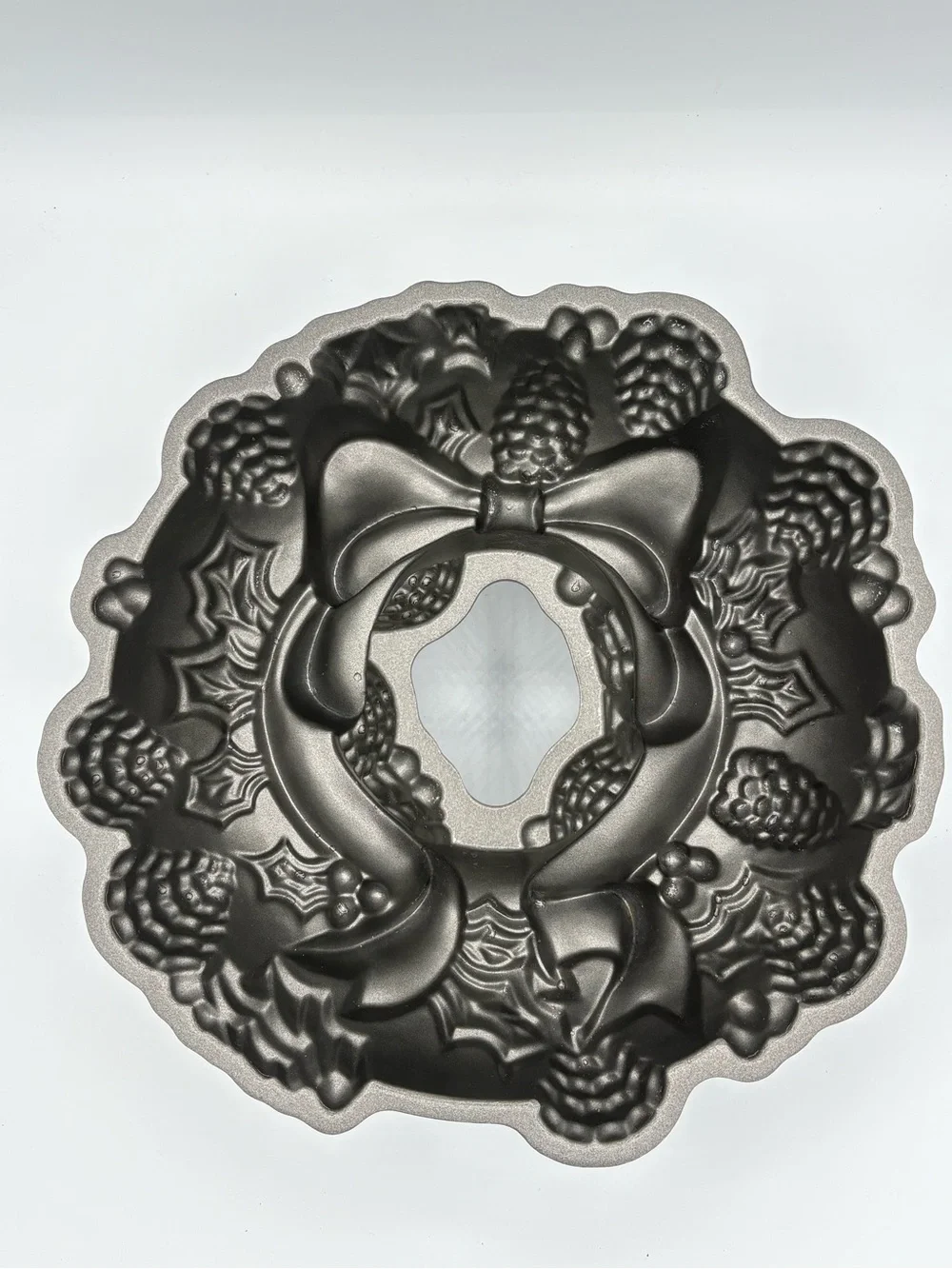 Nordic Ware Holiday Wreath Bundt Cake Pan #921 USA Cast Aluminum